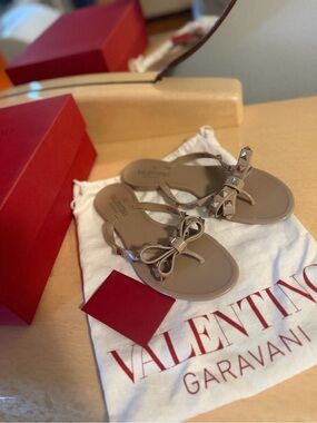 Valentino Garavani Nude Rockstud Bow Thong Sandals